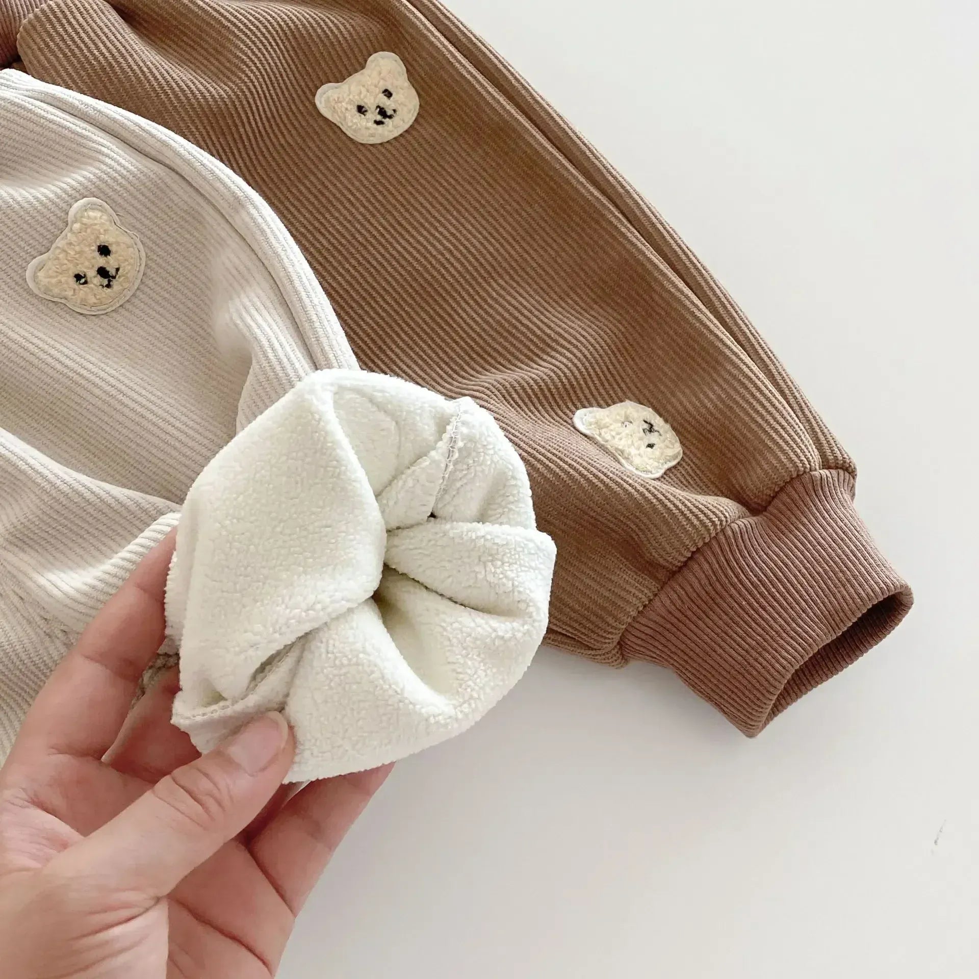 ロングパンツ・スウェットパンツ ベビーキッズパンツ くまベアワッペン裏フリースコーデュロイロングパンツ 2カラー【mh0007469】