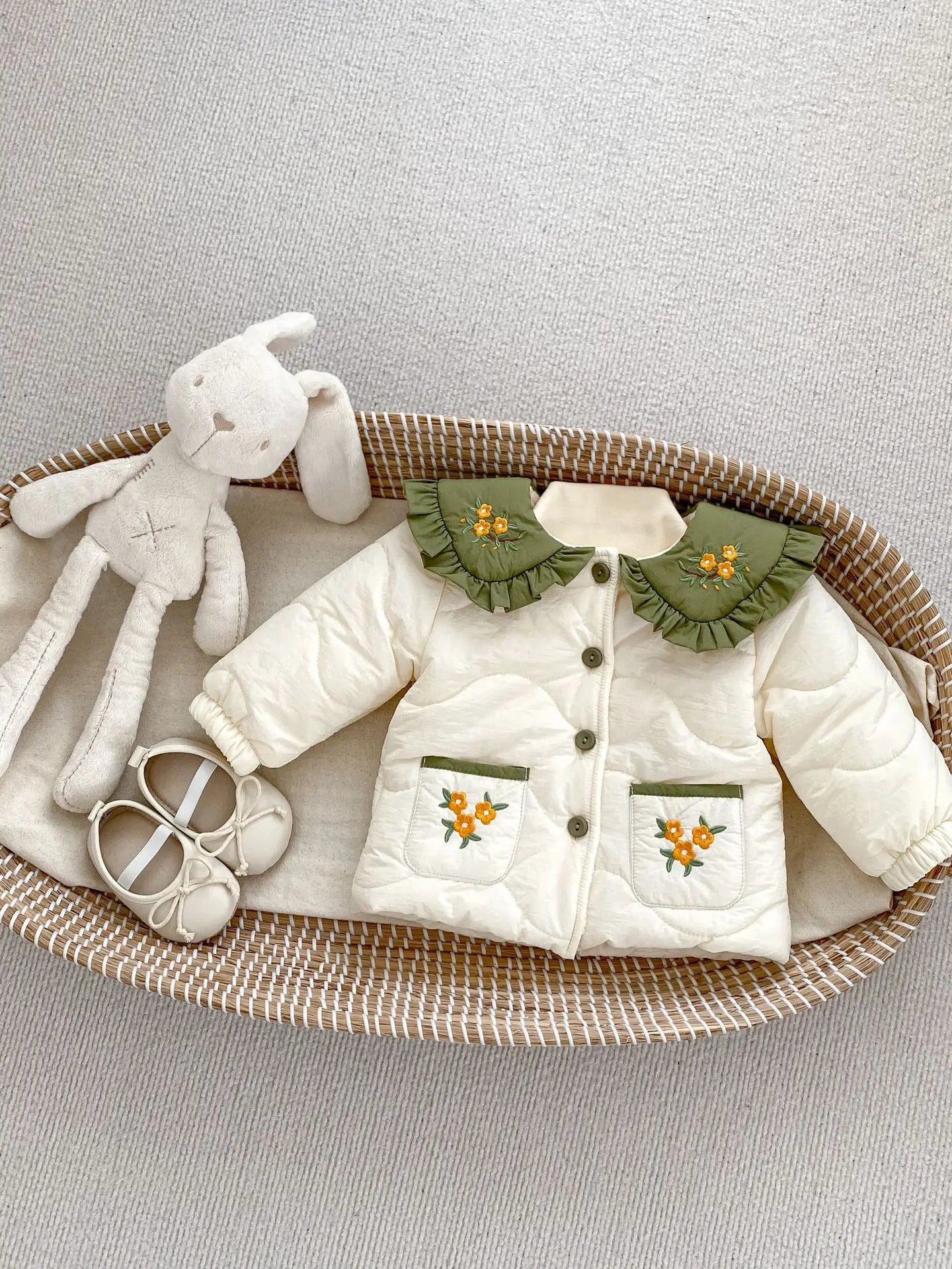 ショートコート・ジャケット・ジャンパー ベビーキッズアウター フリルビッグ襟フラワー刺繍キルティングコートジャケット 2カラー【mh0007513】