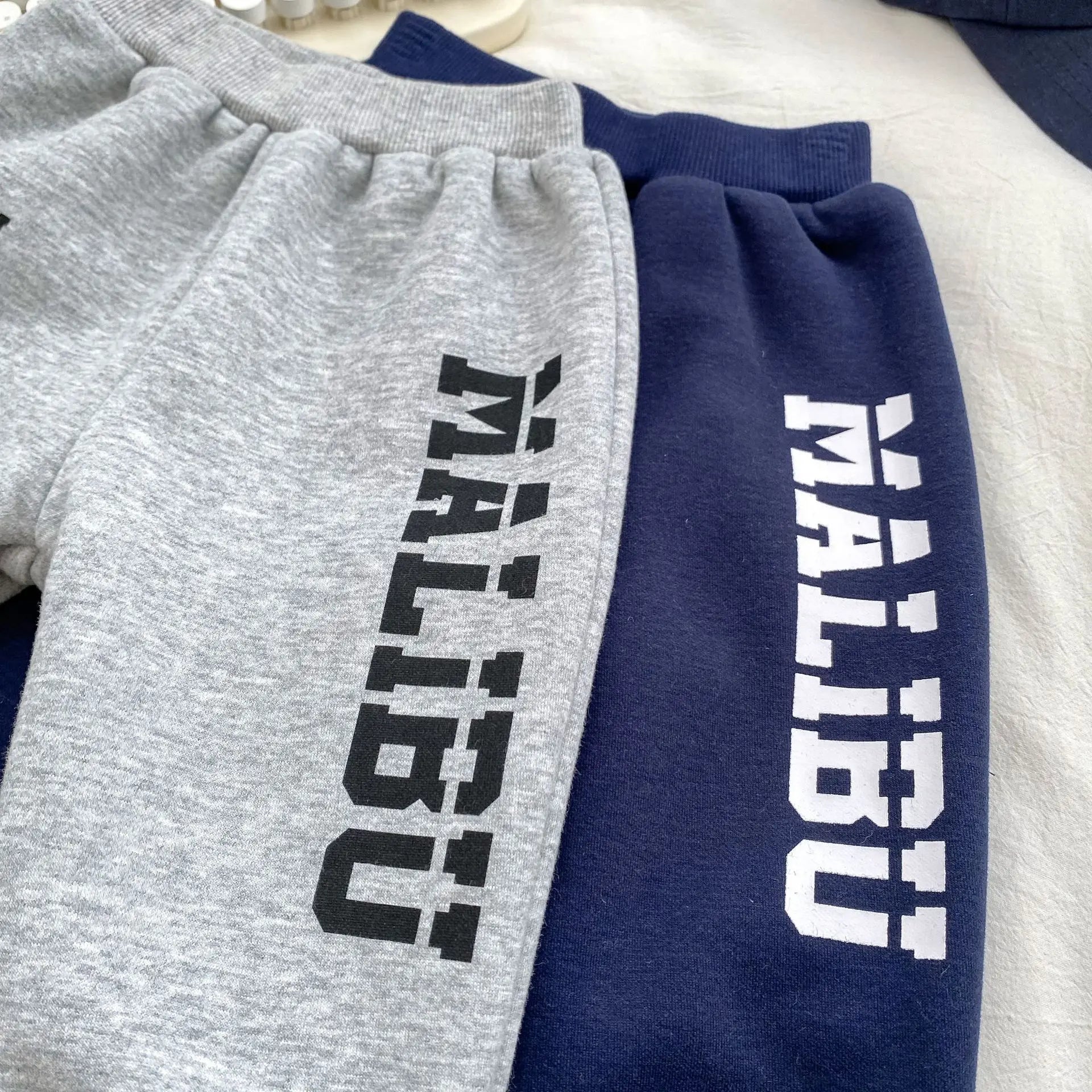 長袖セットアップ ベビーキッズセットアップ 2点セット レターロゴプリント長袖スウェットシャツ+ロングスウェットパンツ【mh0008363】