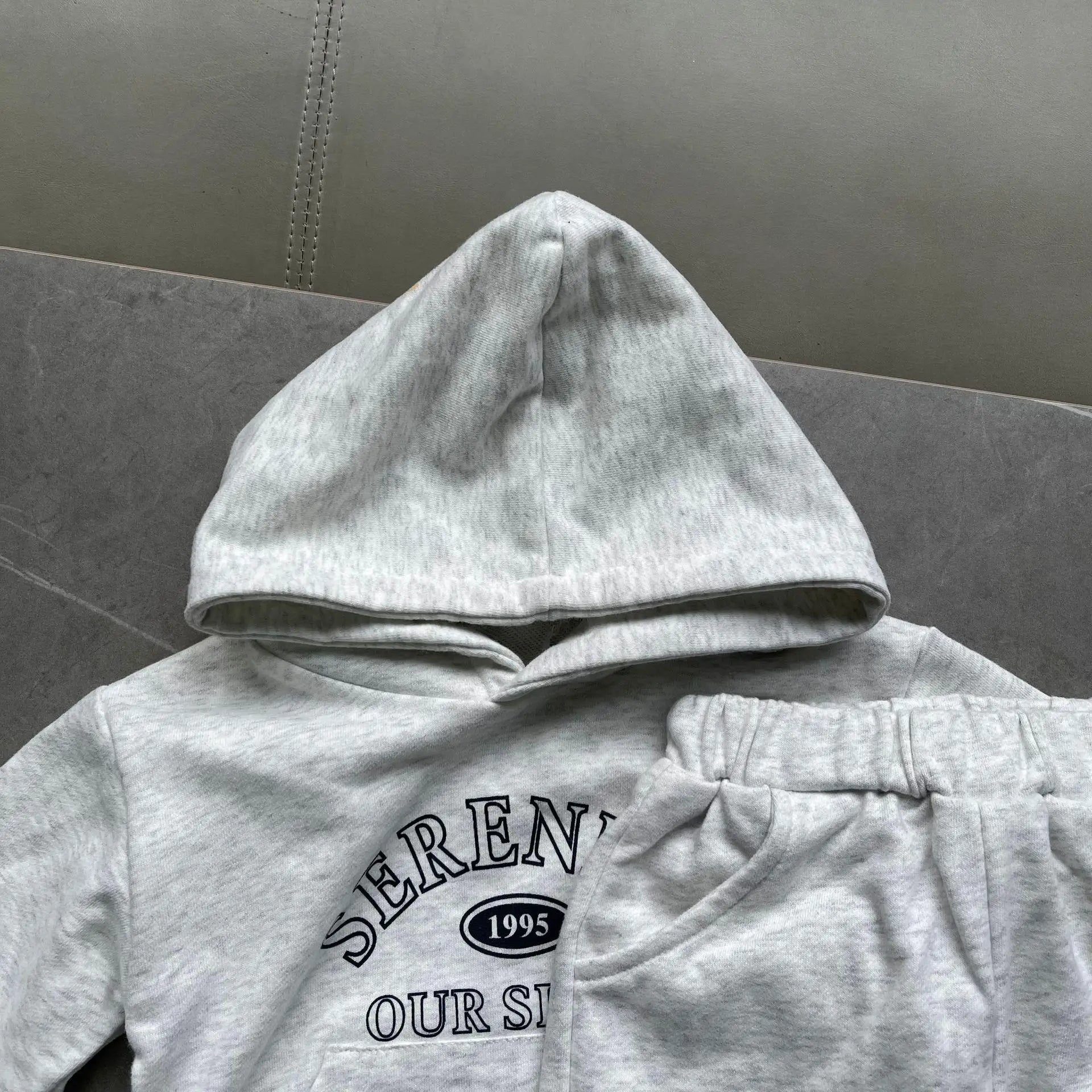 長袖セットアップ ベビーキッズセットアップ 2点セット レターロゴ裏フリースフーディ長袖スウェットパーカー+ロングスウェットパンツ【mh0008424】