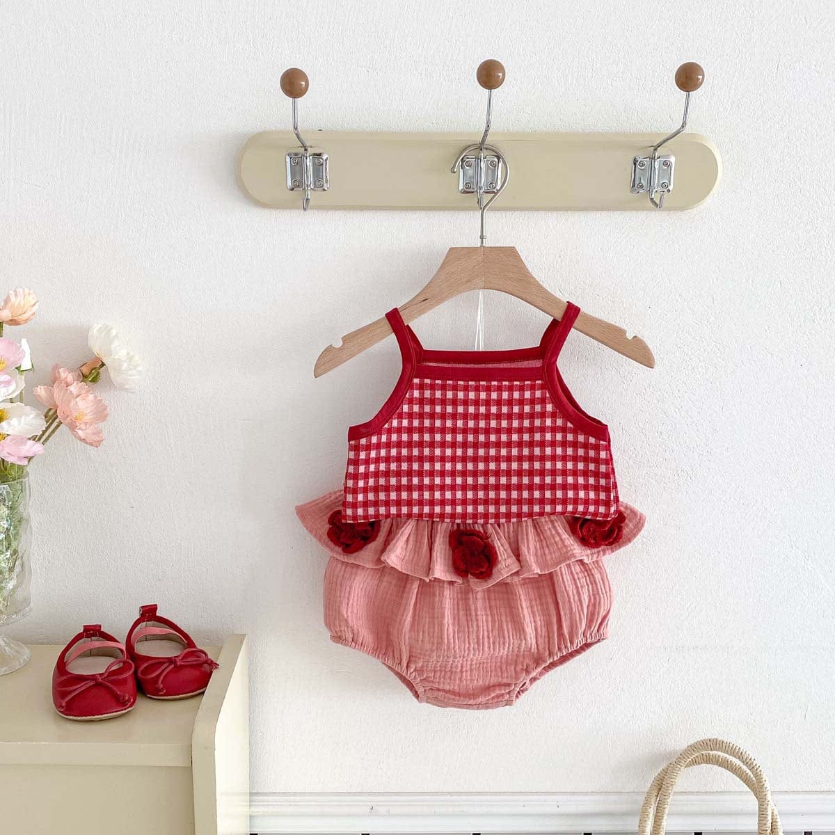 ノースリーブセットアップ チェックキャミソールトップス+フラワーアップリケフリルブルマパンツセットアップ 2点セット【mh0009766】