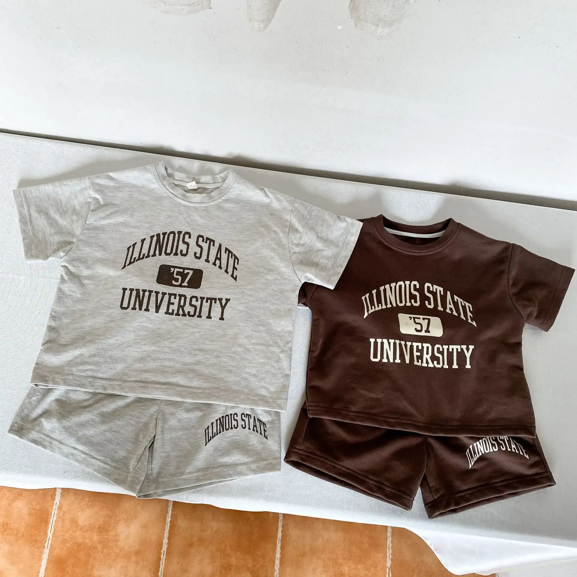 半袖セットアップ キッズセットアップ 2点セット レターロゴプリント半袖Tシャツ+ハーフパンツ 2カラー