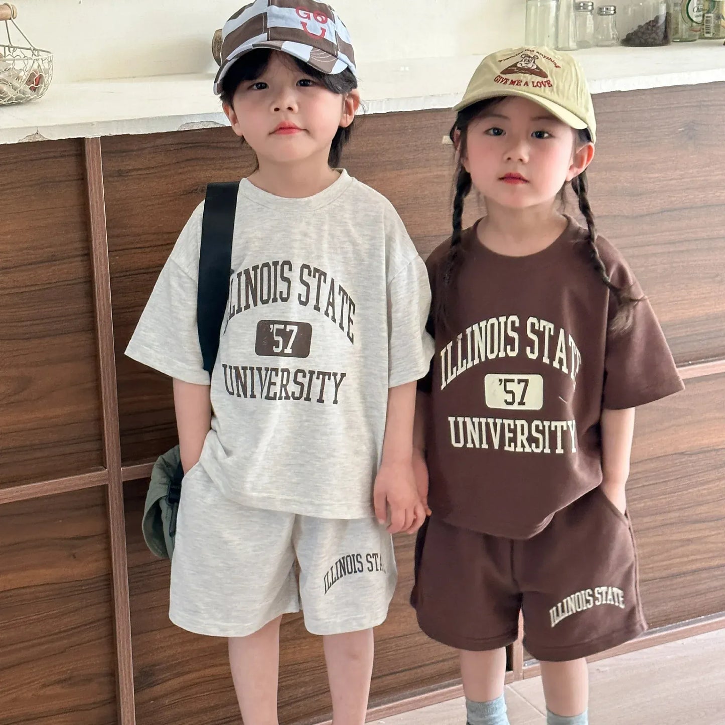 半袖セットアップ キッズセットアップ 2点セット レターロゴプリント半袖Tシャツ+ハーフパンツ 2カラー