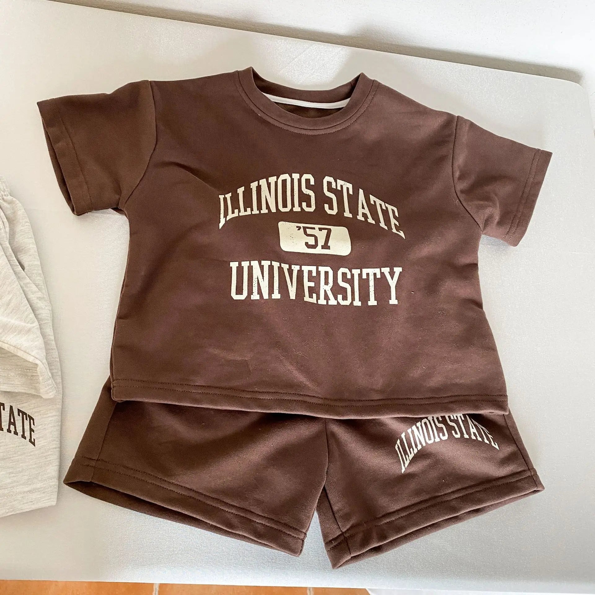 半袖セットアップ キッズセットアップ 2点セット 半袖Tシャツ+ショートパンツ レターロゴプリント 2カラー