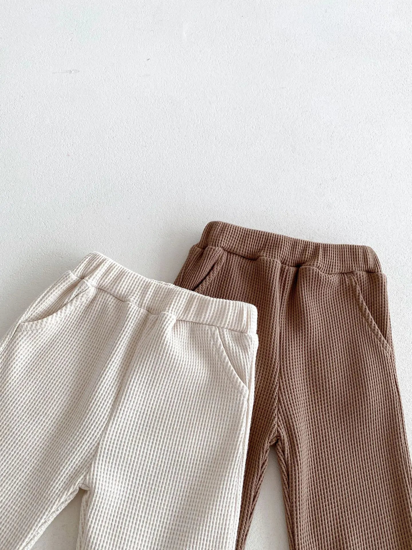 長袖セットアップ ベビーキッズセットアップ 2点セット ワッフル 長袖Tシャツ+ロングパンツ レターロゴワッペン 2カラー【mh0006367】