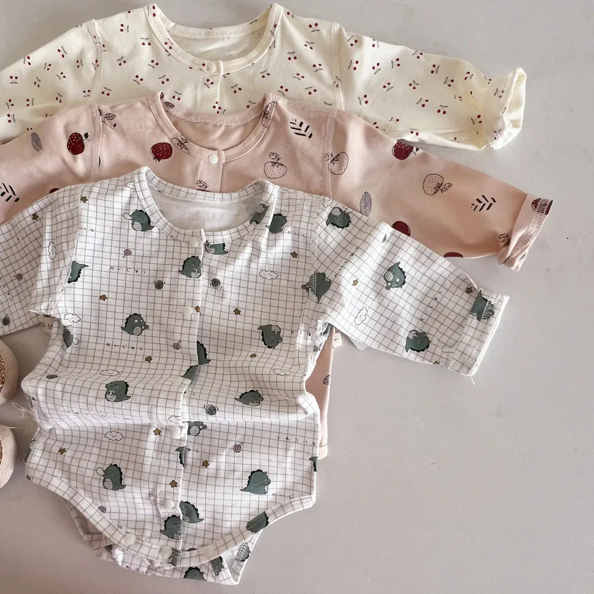 長袖ロンパース ベビーロンパース プリント柄フロントボタン長袖ボディスーツ 3カラー【mh0006786】