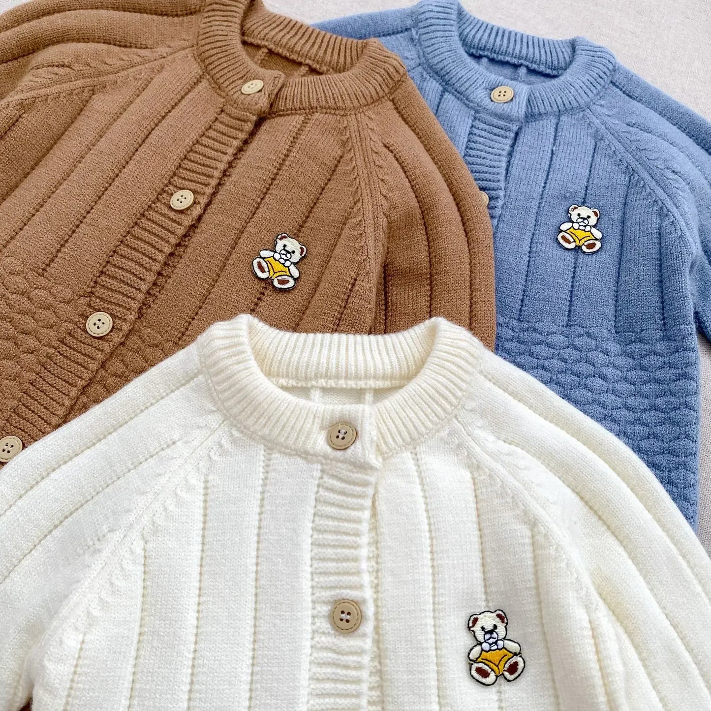 長袖ロンパース ベビージャンプスーツ くまベアワッペン長袖ニットロンパース+ビーニーニット帽セット 3カラー【mh0007462】