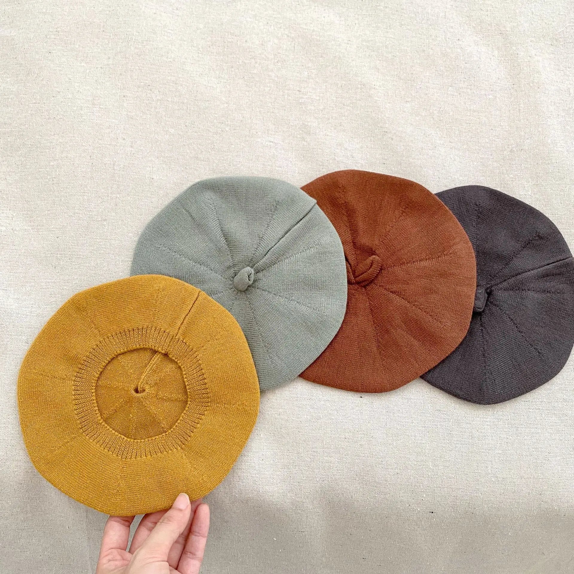 長袖セットアップ ベビーセットアップ 3点セット ニット長袖ポロシャツ+ニットサスペンダーショートパンツ+ベレー帽【mh0008555】