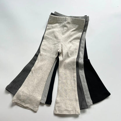 ベージュ系キッズ用フレアレギンスパンツ 裾がふんわり広がるフレアシルエット