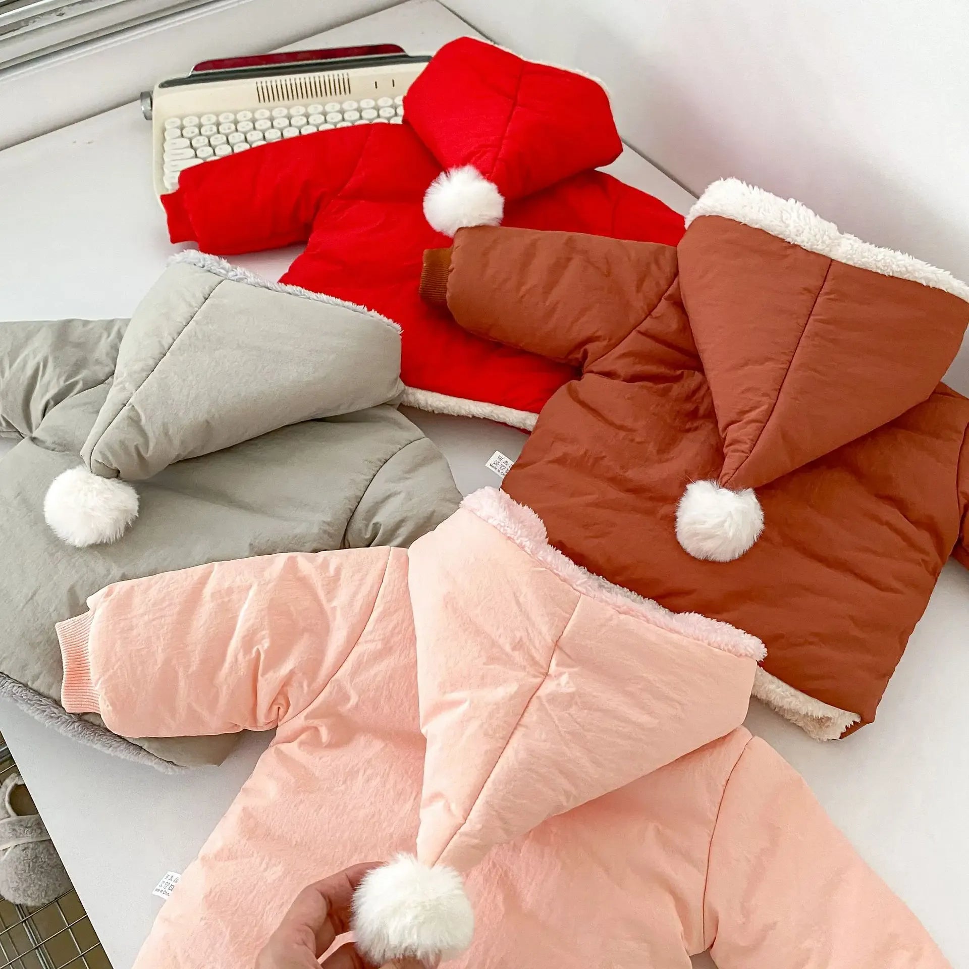 ショートコート・ジャケット・ジャンパー ベビーアウター とんがり帽子フーディジャケット 裏ボアフリース ぽんぽん付きフードコート 4カラー【mh0003602】