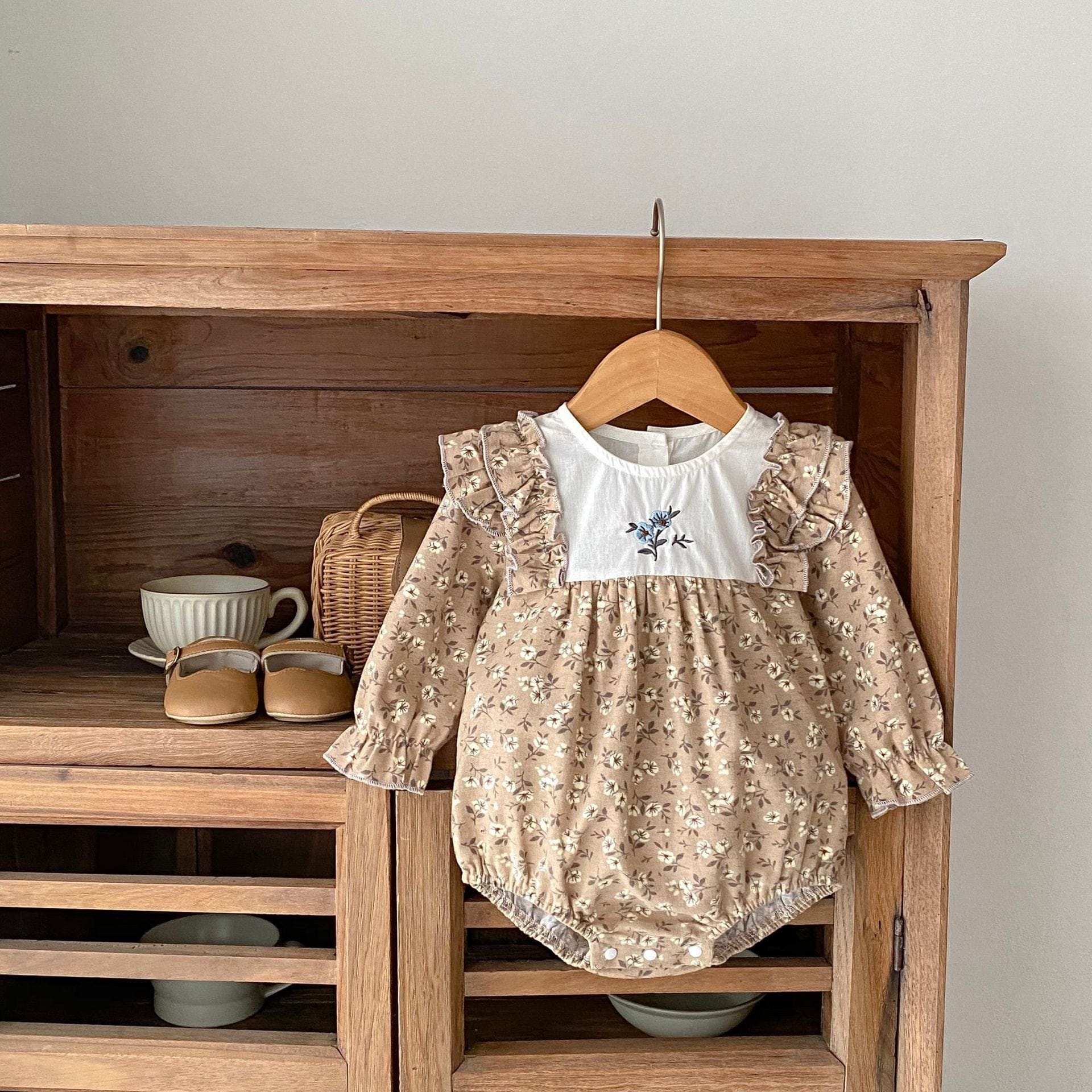 長袖ロンパース ベビー 長袖ロンパース フラワー刺繍 プリント ショルダーフリル カーキ ガールズ 女の子 子供服 7790