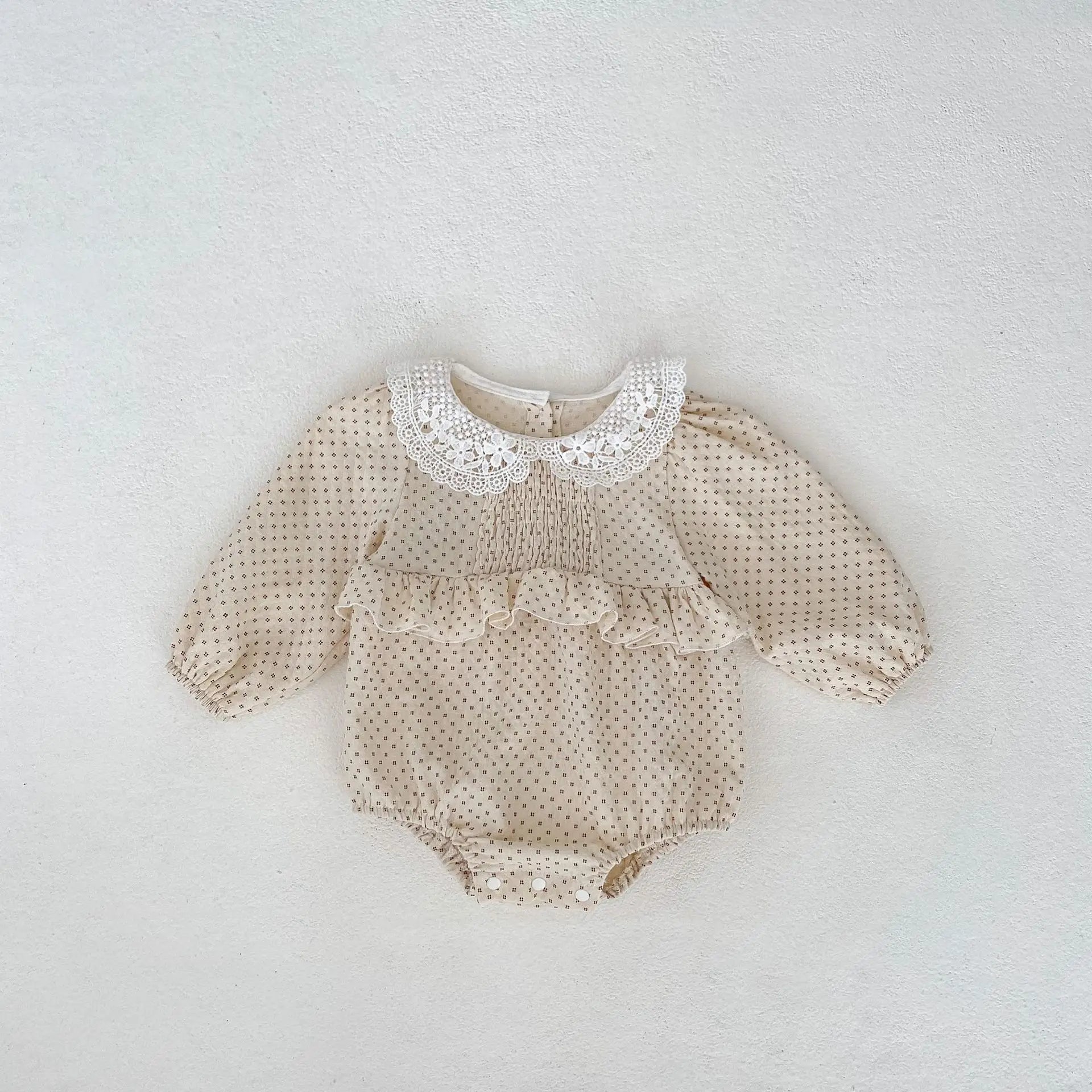 長袖ロンパース Apricot / 66cm 0-6m ベビーロンパース 長袖パフスリーブ レース襟 ペプラムフリルボディスーツ ベージュ