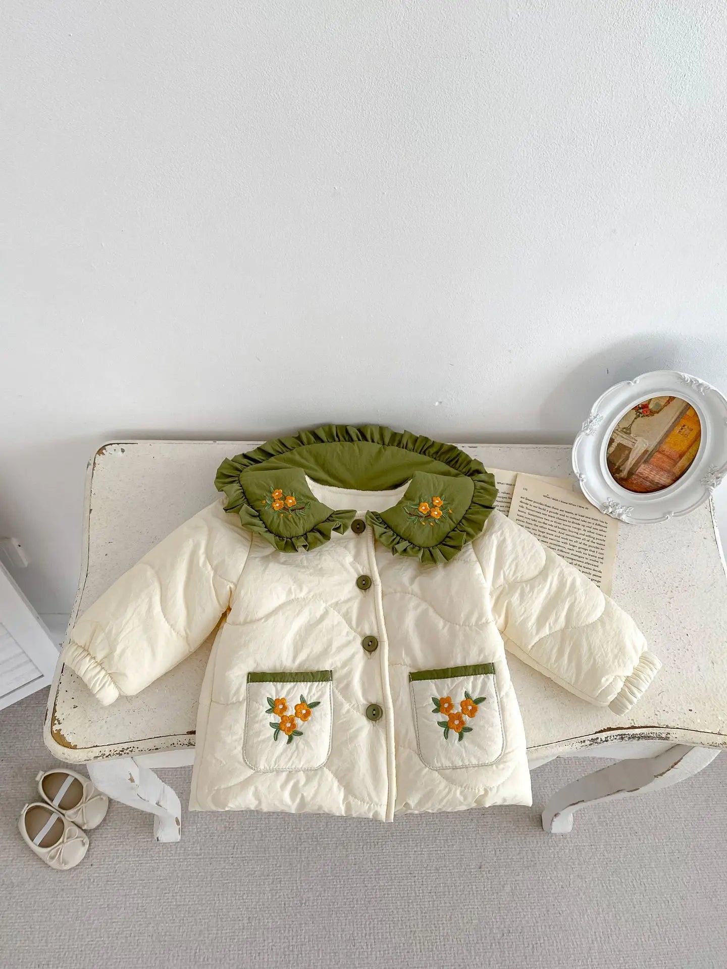 ショートコート・ジャケット・ジャンパー Apricot / 66cm 0-6m ベビーキッズアウター フリルビッグ襟フラワー刺繍キルティングコートジャケット 2カラー【mh0007513】