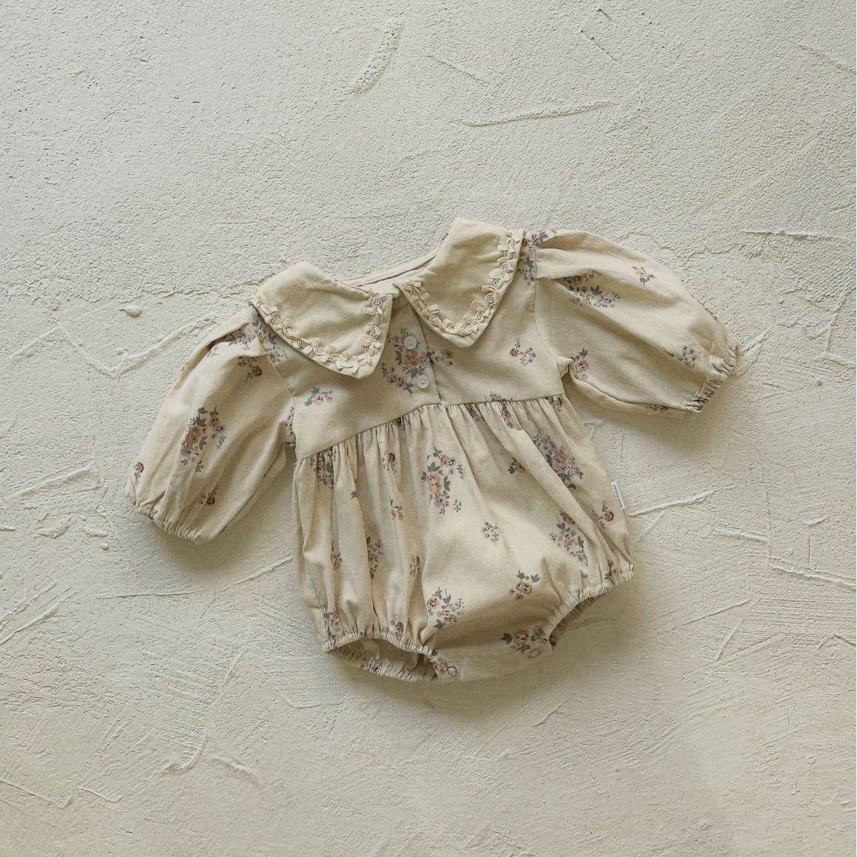 長袖ロンパース Apricot / 66cm / 取り寄せ（7〜21日） ベビー 長袖ロンパース フラワー 花柄プリント 長袖パフスリーブ 襟付き ブラウスロンパース アプリコット パープル 2カラー ガールズ 女の子 子供服