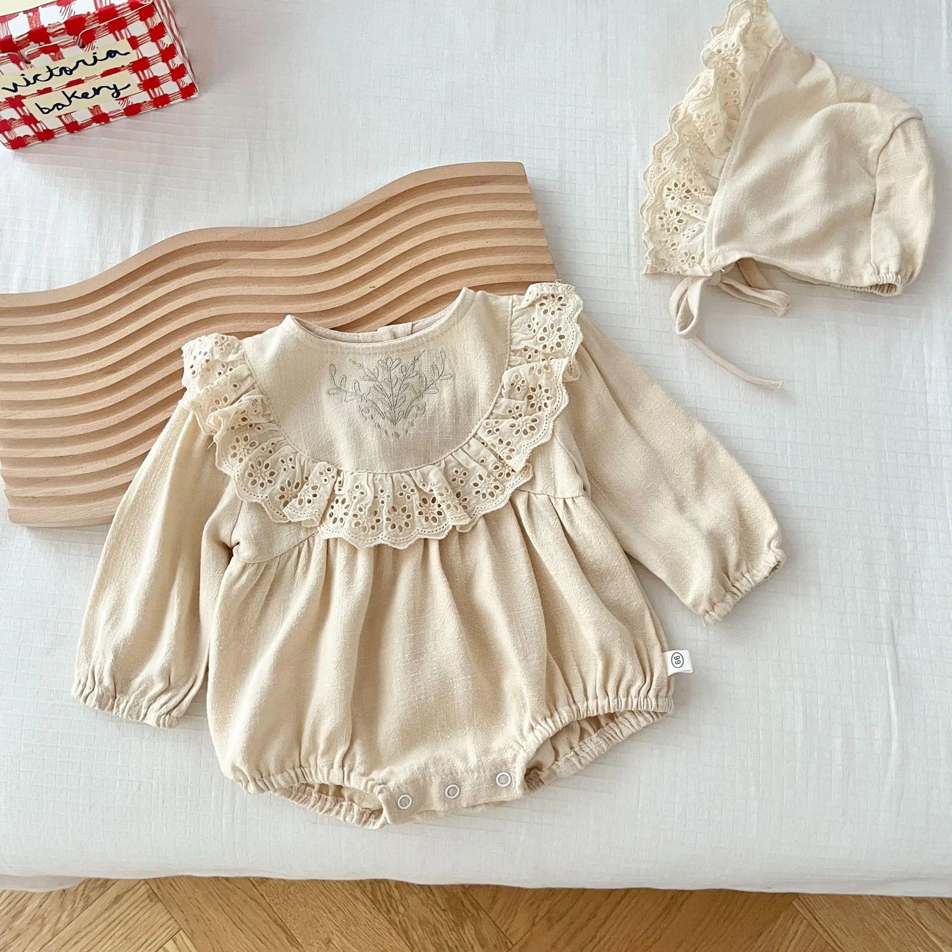 長袖ロンパース apricot / 6M  66cm ベビーロンパース 長袖ボディスーツ レースフリル刺繍 ベージュ