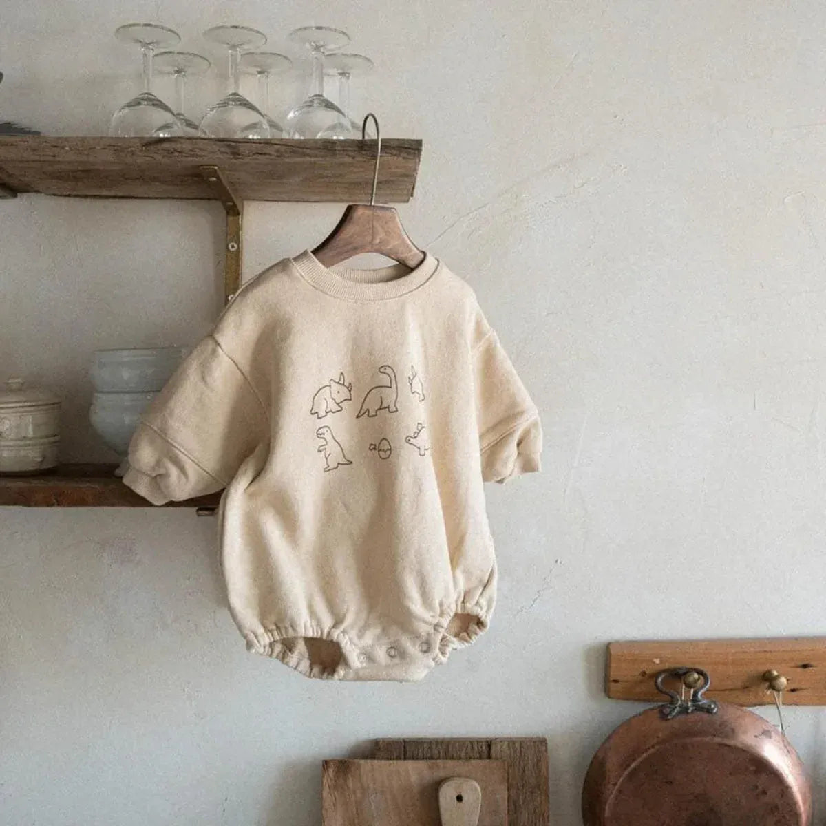 長袖ロンパース apricot / 6M  66cm / 取り寄せ（7〜30日） ベビーロンパース ダイナソー恐竜プリント長袖ボディスーツ 2カラー