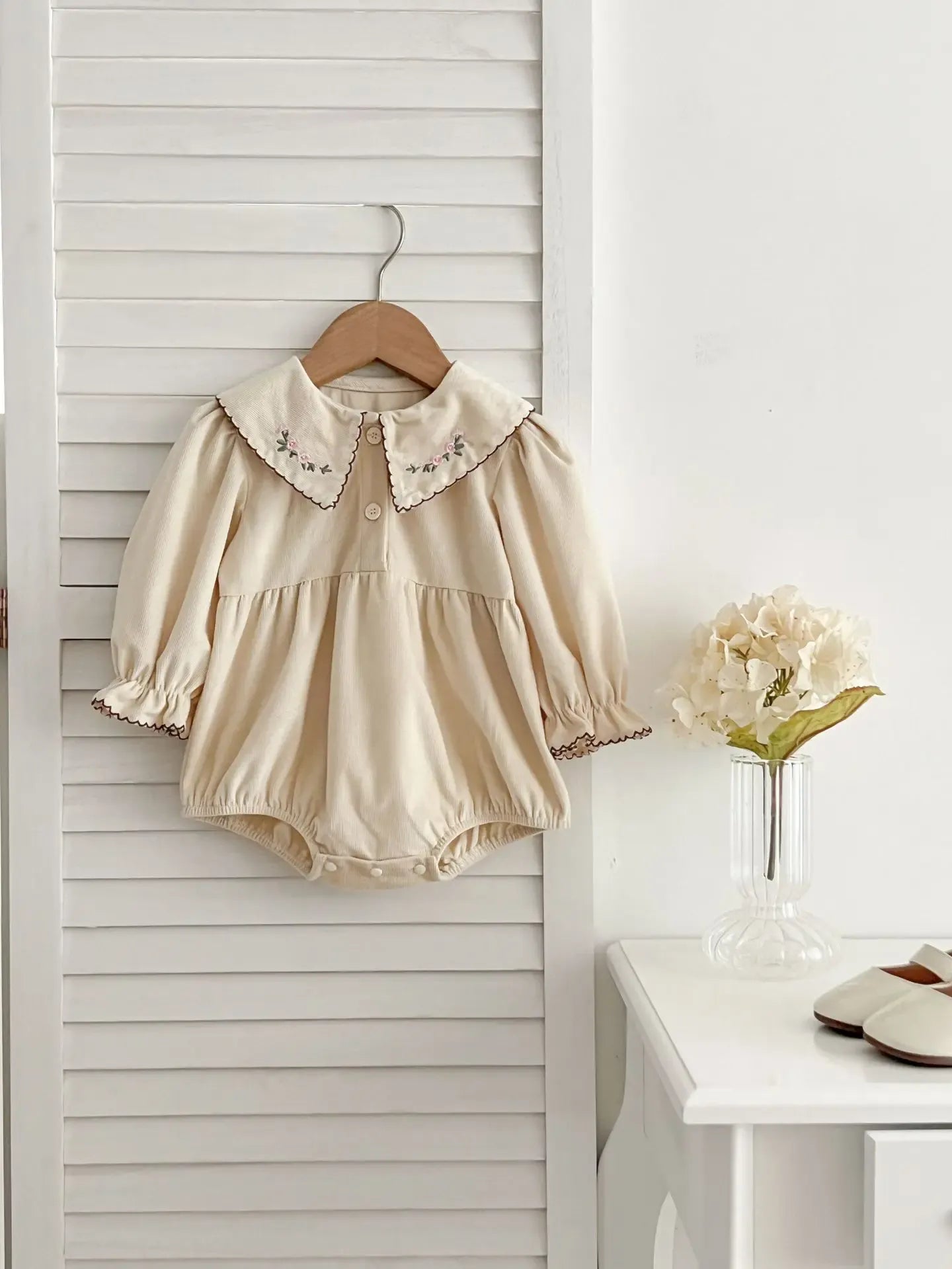 長袖ロンパース apricot bodysuit / 6M  66cm ベビーロンパース 長袖ブラウス フラワー花柄刺繍襟 アプリコット/ブラウン/2カラー