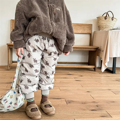 うさぎ柄のキルティングキッズパンツ（ホワイト系、総柄、足元丈感）