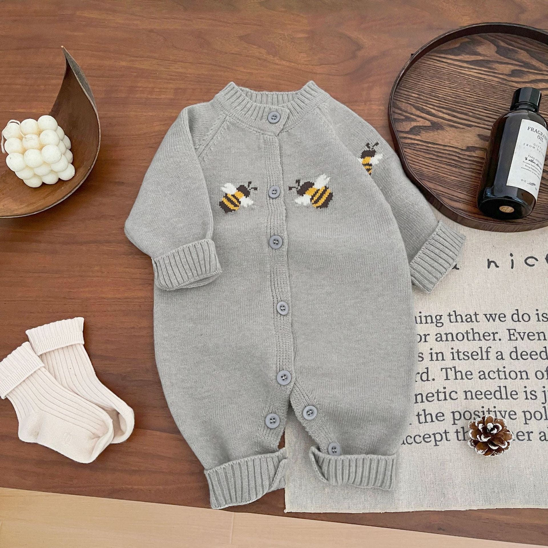 長袖ロンパース bee / 66cm ベビージャンプスーツ ハチBee刺繍ニット長袖ロンパース【mh0009197】
