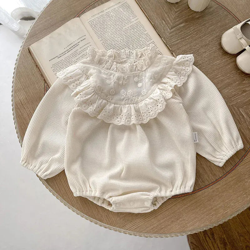 長袖ロンパース beige / 66cm ベビーロンパース ワッフル 長袖ロンパース レーススタンドカラー フリル刺繍レース お出かけ