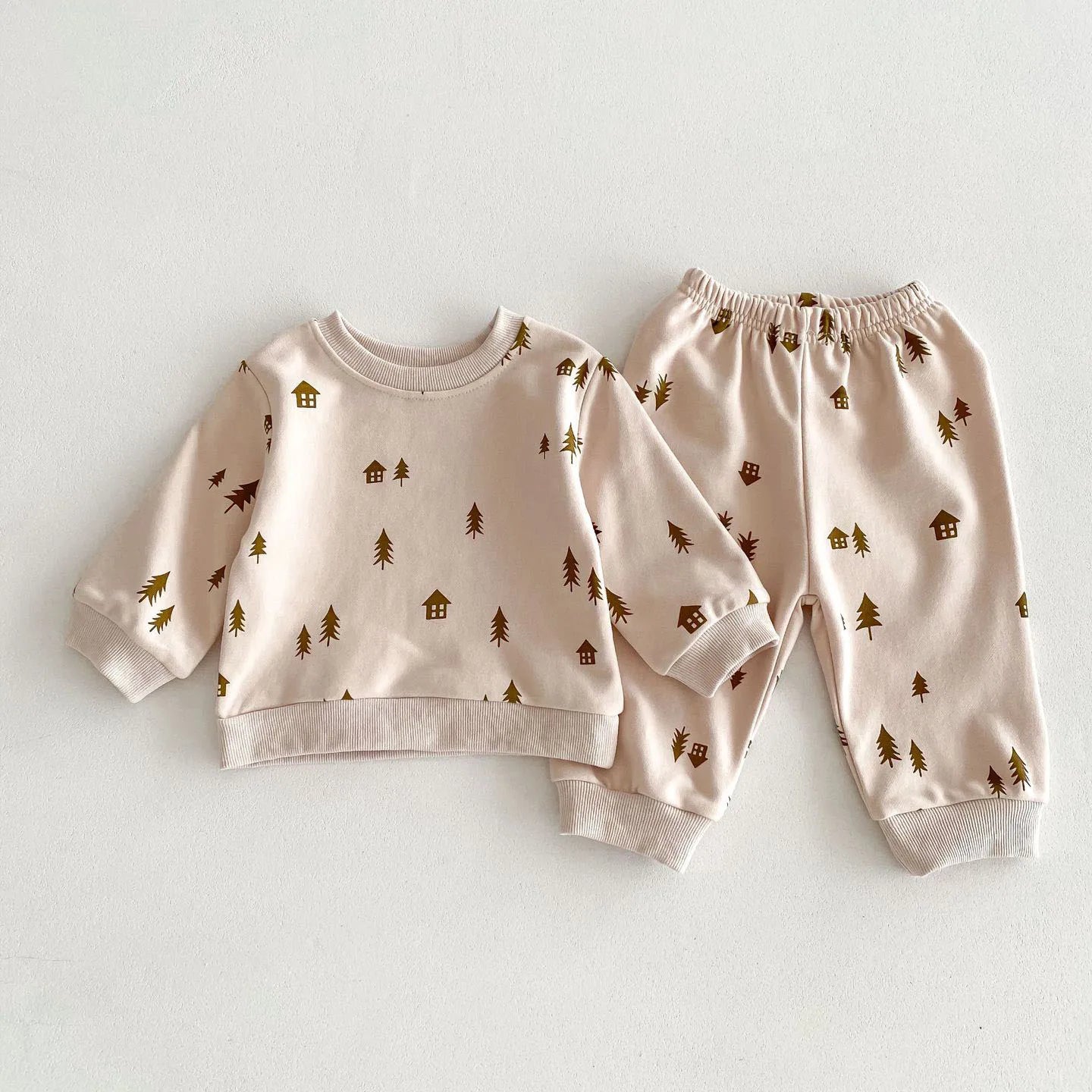 長袖セットアップ Beige / 66cm ベビーセットアップ 2点セット ツリー ハウス リーフ 木 家 葉 プリント柄 スウェットシャツ スウェットパンツ ベージュ ブラウン 2カラー【mh0003647】