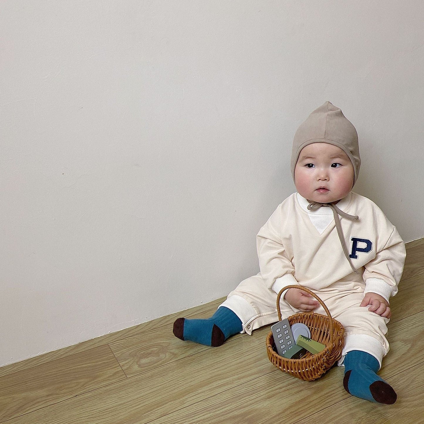 長袖ロンパース Beige / 66cm ベビー 長袖ロンパース 刺繍レターロゴ ジャンプスーツ ダークブルー ベージュ グレー 3カラー ボーイズ 男の子 子供服 6937