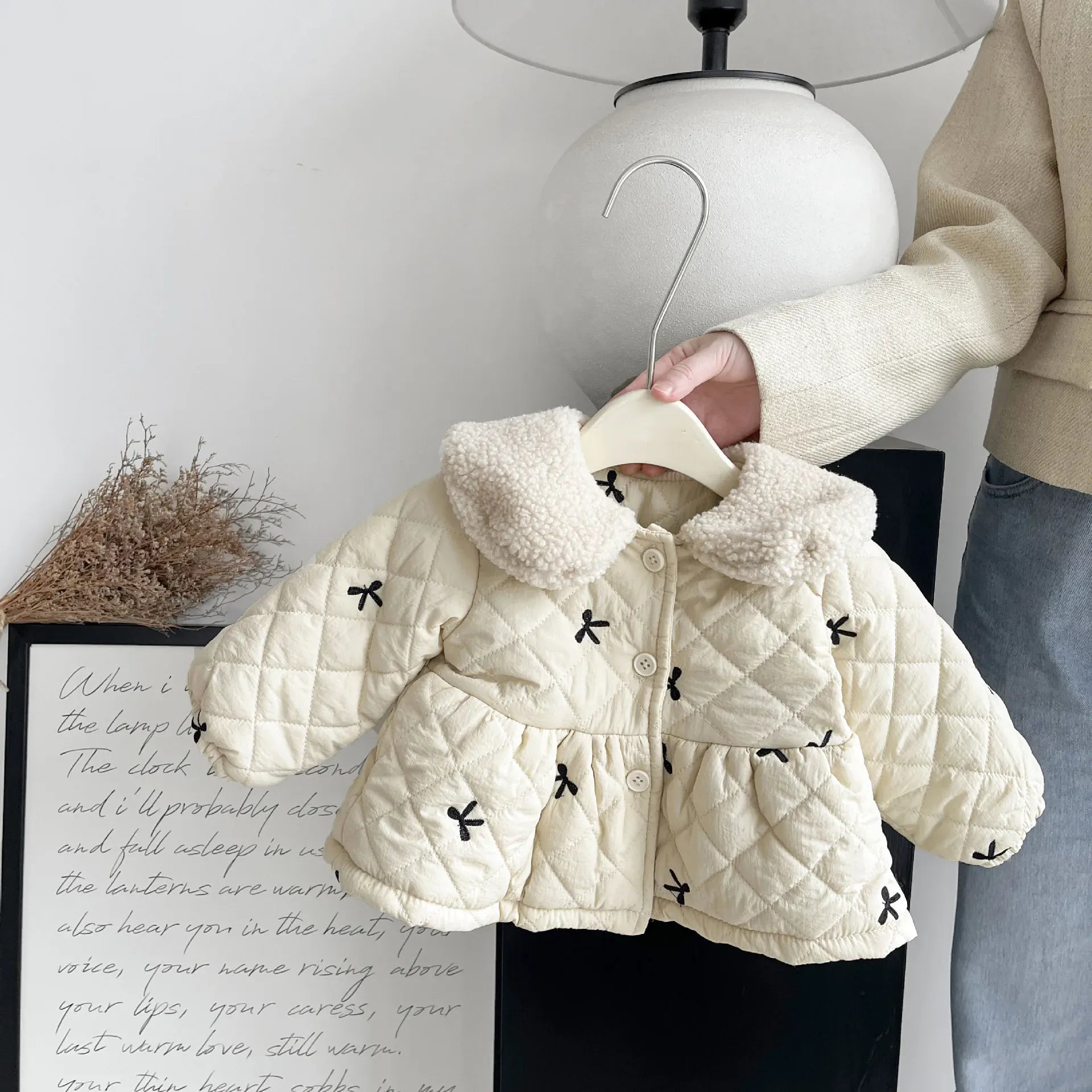 ショートコート・ジャケット・ジャンパー Beige / 66cm 6M ベビーアウター リボン刺繍ボアフリース襟付きキルティングペプラムコートジャケット【mh0008159】