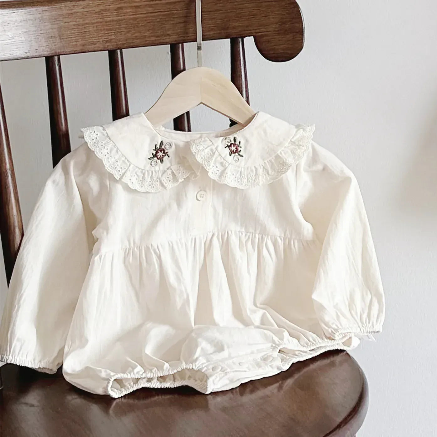 長袖ロンパース beige / 6M  66cm ベビーロンパース/ワンピース フラワー花柄刺繍 フロントボタンノースリーブワンピース/長袖丸襟ボディスーツ