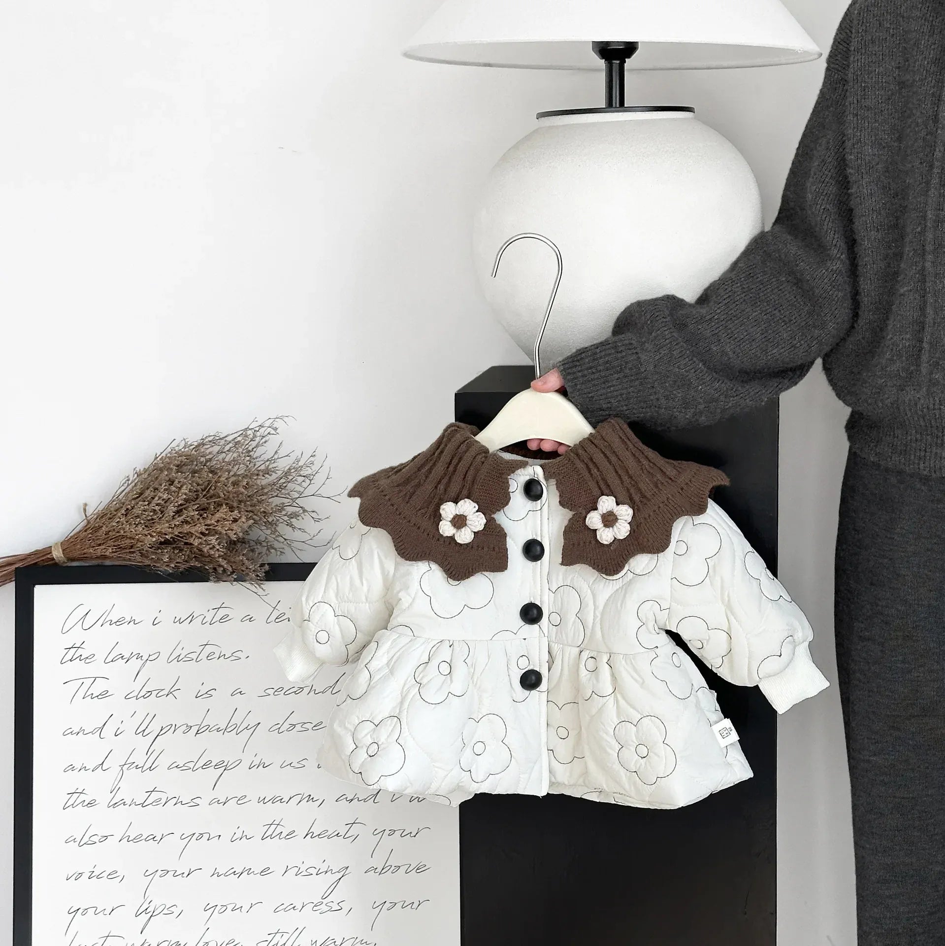 ロングパンツ・スウェットパンツ Beige / 6M  66CM ベビーアウター レトロ北欧風フラワー刺繍ビッグ襟キルティングジャケットコート【mh0008040】