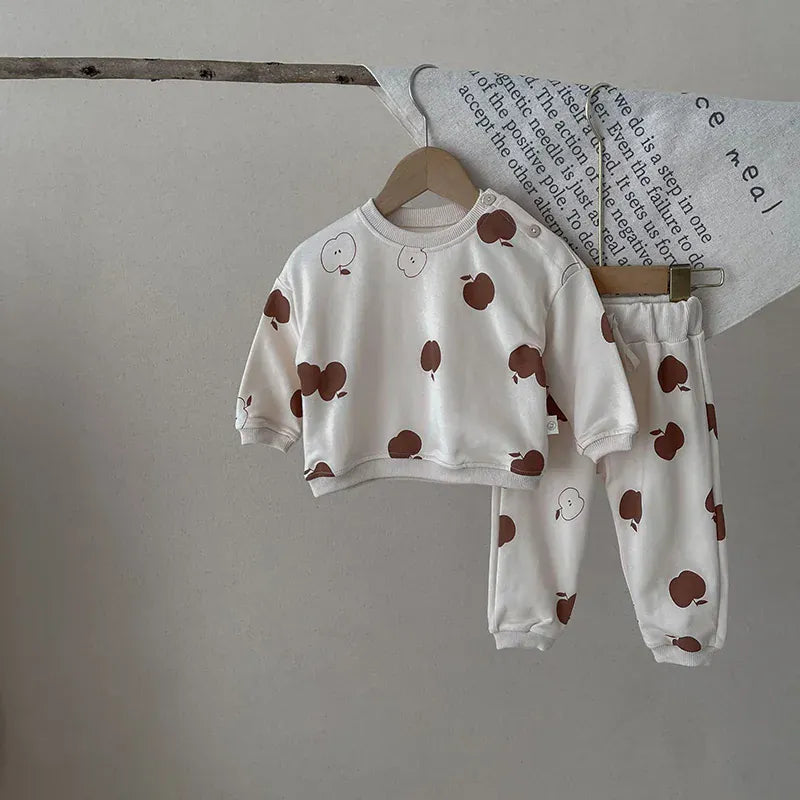 長袖セットアップ beige / 73cm ベビーセットアップ 2点セット 長袖Tシャツ ロングパンツ リーフ アップルプリント ベージュ コーヒー 2カラー ユニセックス 男の子 女の子 子供服