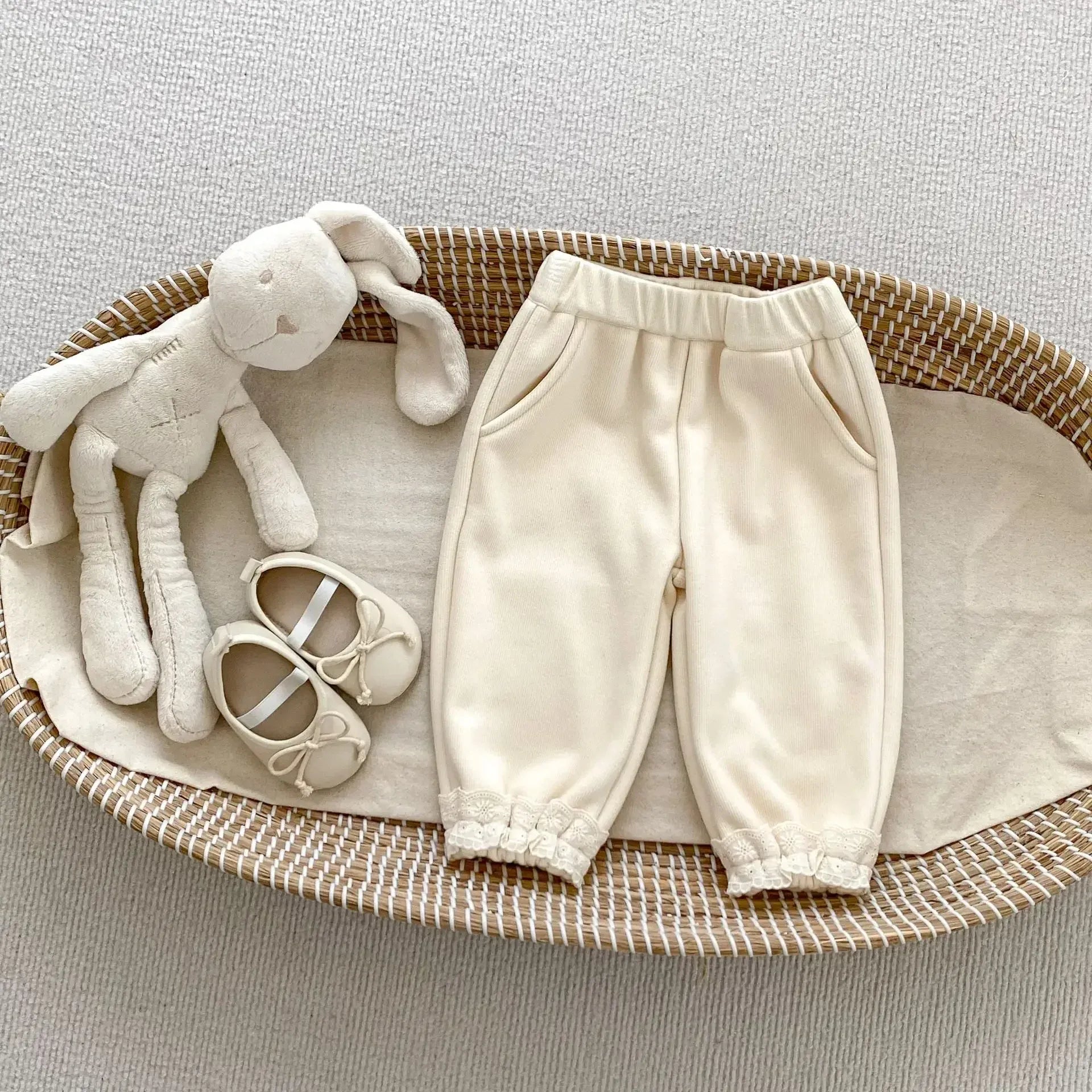 ロングパンツ・スウェットパンツ Beige / 73cm 6-9M ベビーキッズパンツ 裾レースフリル裏フリースロングスウェットパンツ 2カラー【mh0007512】