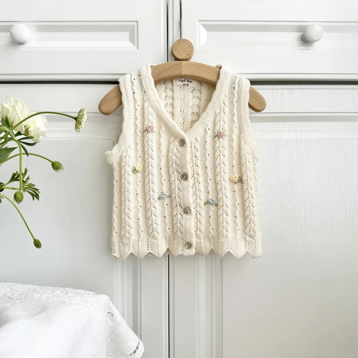 ベスト Beige / 90cm キッズベスト レースニット 前あきベスト ノースリーブトップス フラワー花柄刺繍 ベージュ/スカイブルー/2カラー