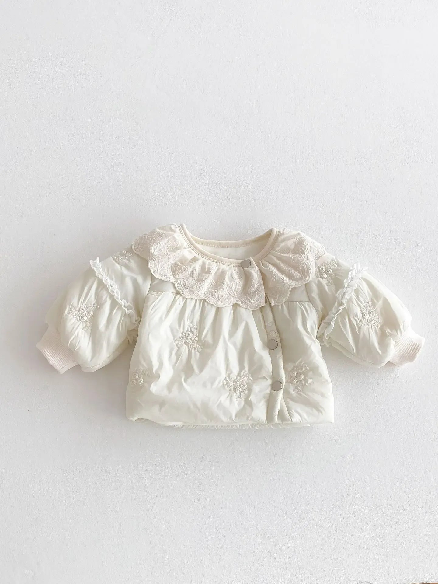 ショートコート・ジャケット・ジャンパー Beige / 9M  73CM ベビーアウター フラワー刺繍ラッフル襟パデッドジャケットコート【mh0008200】