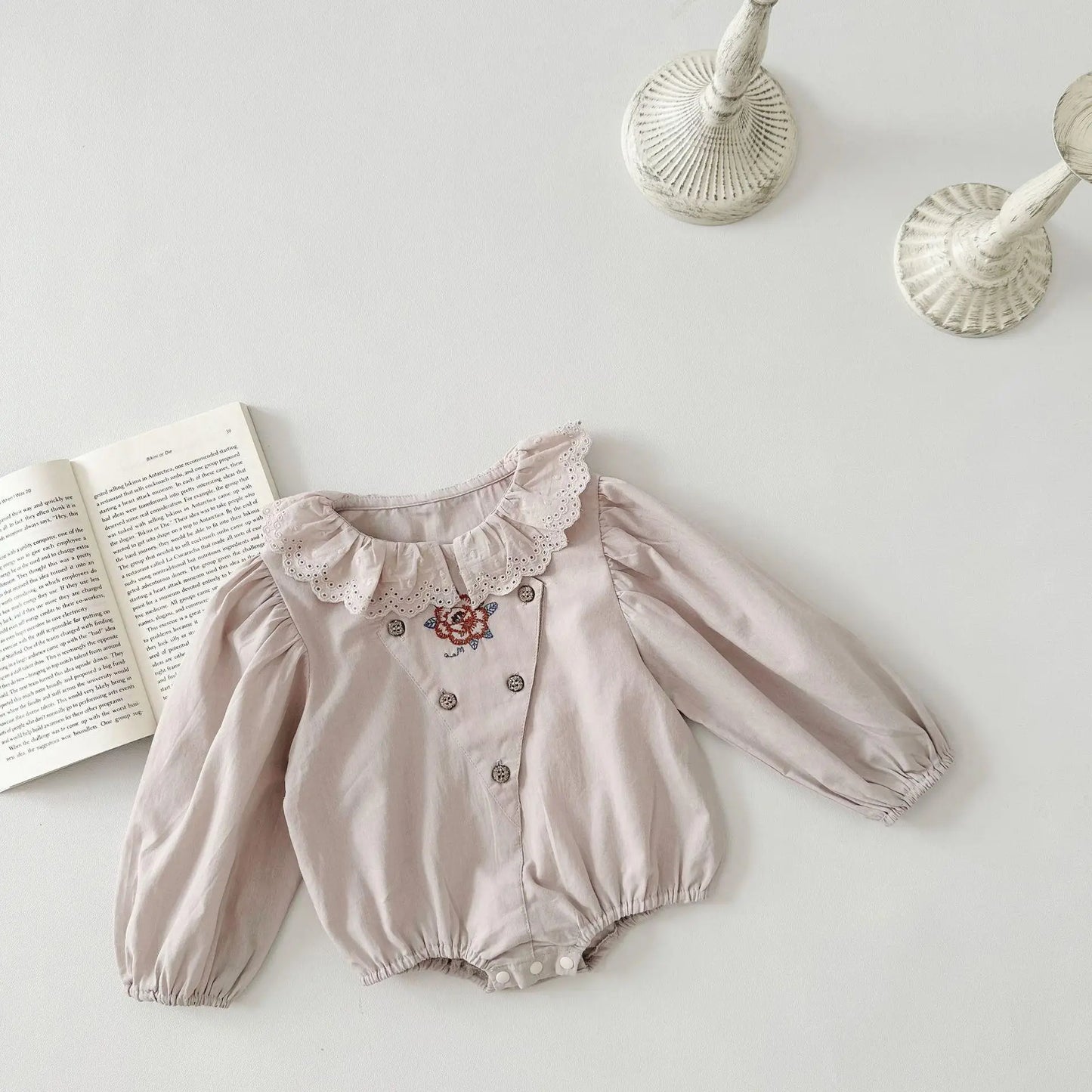 長袖ロンパース Beige Gray / 6M  66CM ベビーロンパース 長袖パフスリーブボディスーツ レース襟 フラワー花柄刺繍 2カラー【mh0004639】