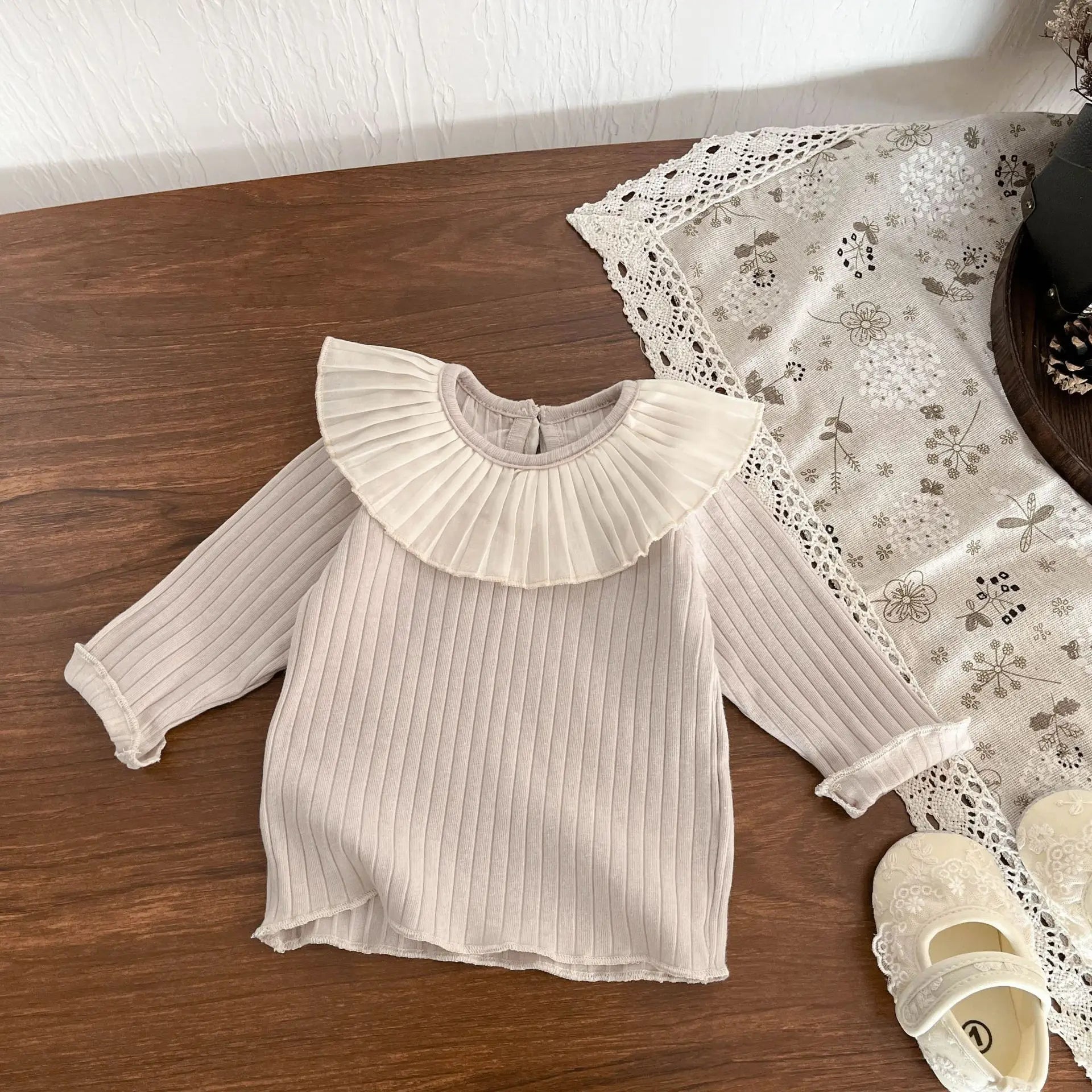 長袖セットアップ beige tops / 6M  66CM ベビートップス/カーディガン/ジャンプスーツ ラッフル襟長袖Tシャツ/ハートフリルカーディガンジャケット/ノースリーブロンパース【mh0008612】