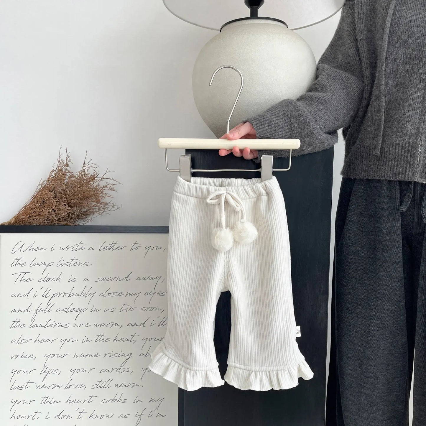 ロングパンツ・スウェットパンツ Beige White / 6M  66CM ベビーパンツ ぽんぽん付きフリルロングパンツ【mh0008039】