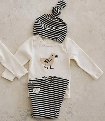 長袖セットアップ Black / 6M  66CM ベビーセットアップ 3点セット あひる鳥プリント長袖Tシャツ+ボーダーレギンスパンツ+とんがりキャップ帽子【mh0007955】