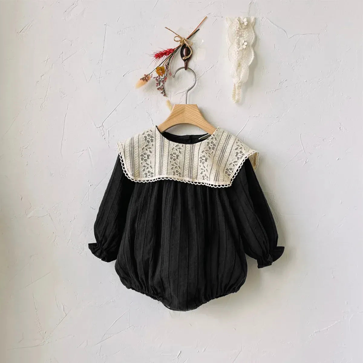 長袖ロンパース black romper / 66cm 0-6m / 取り寄せ（7〜21日） ベビーロンパース ワンピース 長袖 レースラペル お出かけ ピンク/ブラック/2カラー