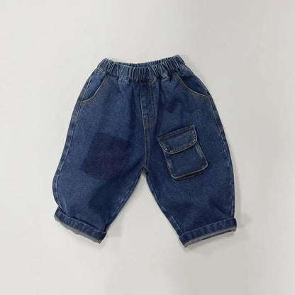 青いデニムのキッズパンツ、伸縮ウエストと大きめパッチポケットが付いたルーズタイプ