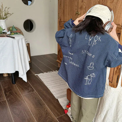 キッズ用シャツジャケット、青のドット柄長袖。ボタン留めとロゴ刺繍。