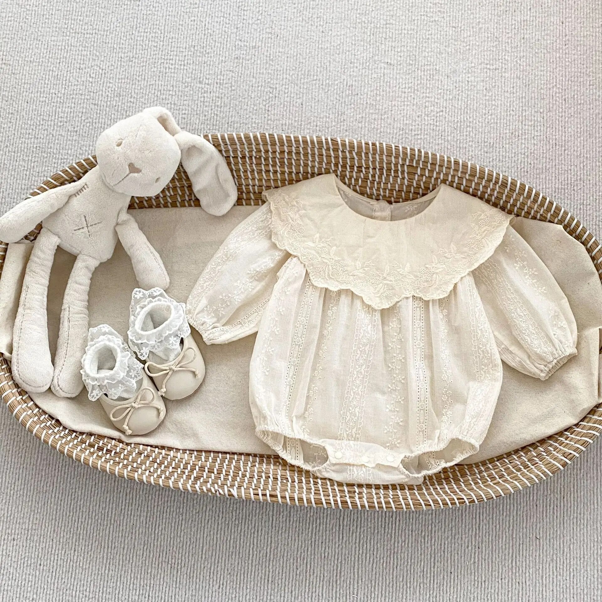 長袖ロンパース bodysuit / 66cm / 取り寄せ（3〜14日） ベビーロンパース キッズワンピース 刺繍レース 長袖ドレス リンクコーデ 姉妹お揃い お出かけ ベージュ【mh0006169】