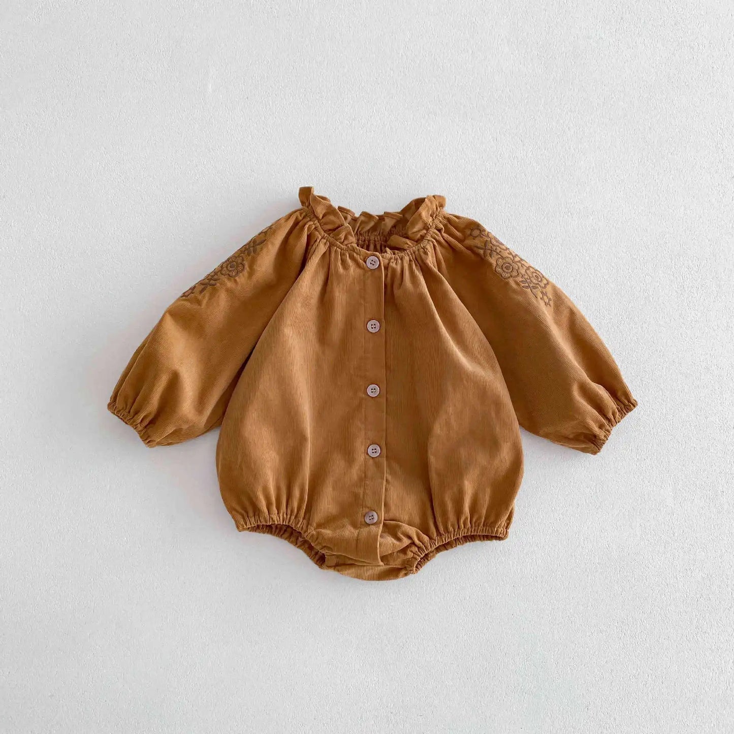 長袖ロンパース Brown / 66cm / 取り寄せ（7〜35日） ベビーロンパース コーデュロイ 長袖ボディスーツ スタンドフリルカラー フラワー花柄刺繍 ベージュ/ブラウン/2カラー