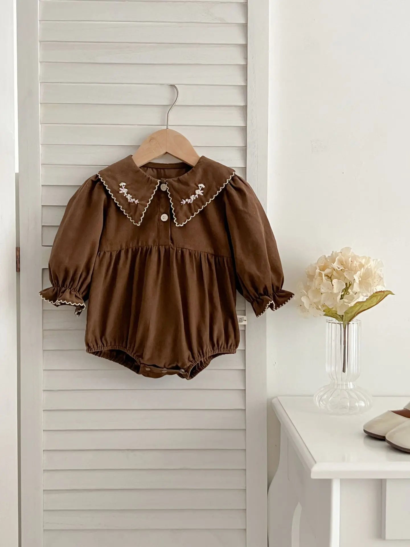 長袖ロンパース brown bodysuit / 6M  66cm ベビーロンパース 長袖ブラウス フラワー花柄刺繍襟 アプリコット/ブラウン/2カラー