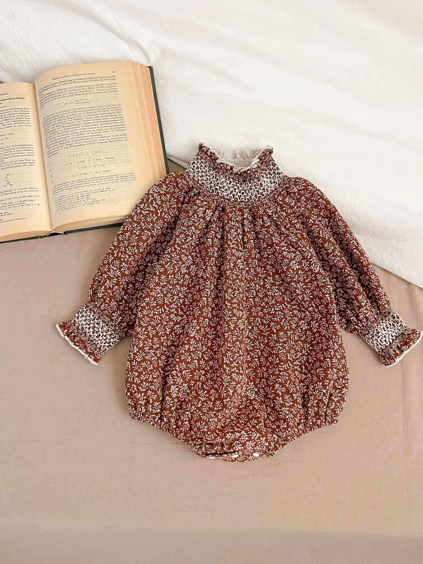長袖ロンパース brown romper / 66cm 0-6m ベビーロンパース/キッズワンピース スタンドフリルカラー 花柄フラワープリント お出かけ リンクコーデ 姉妹お揃いコーデ 2カラー