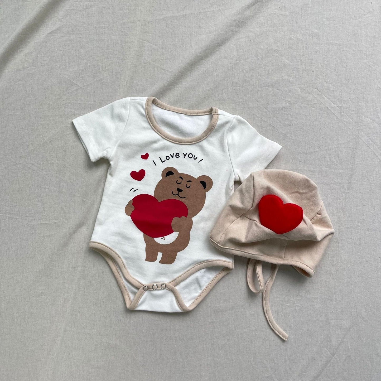 半袖ロンパース Clothes + hat (short sleeves) / 66cm ベビーロンパース+帽子セット ハートベアくまプリント半袖ボディスーツ+ハートアップリケボンネット帽子【mh0009181】