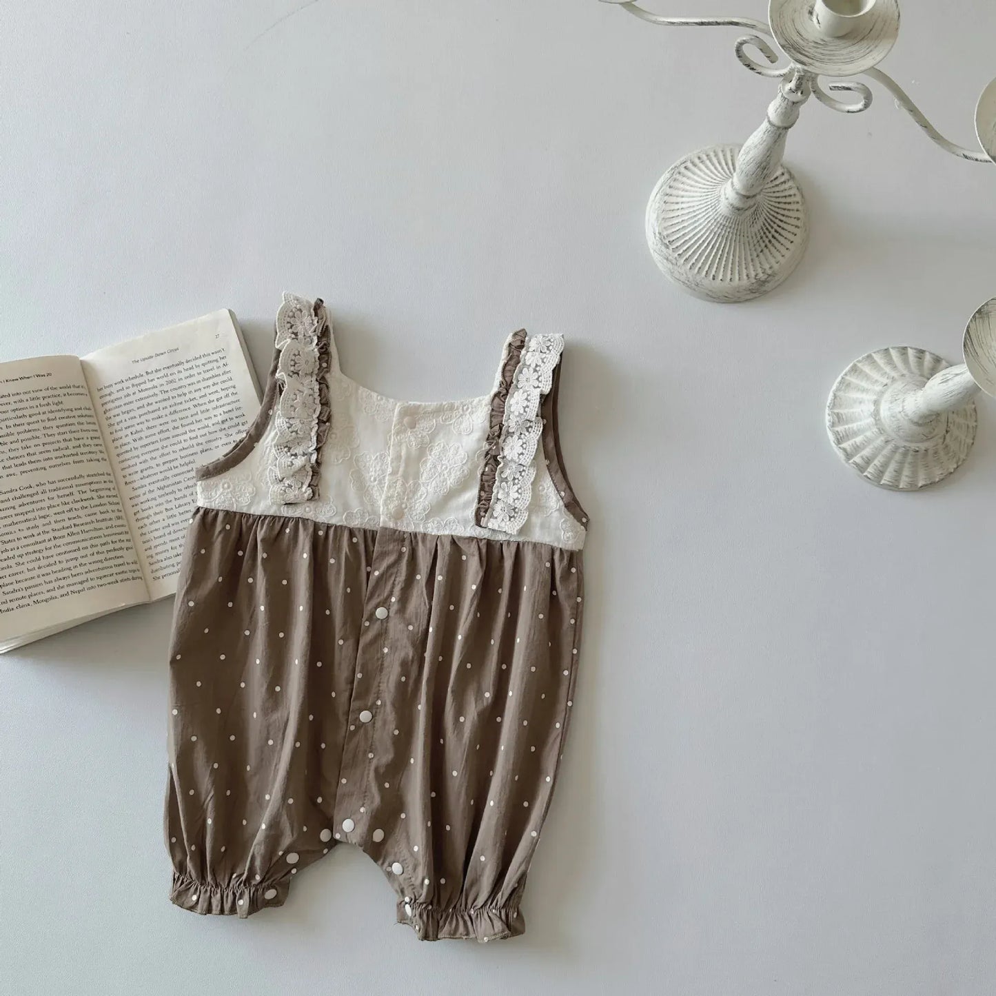 ノースリーブジャンプスーツ coffee / 6M  66cm / 取り寄せ（7〜21日） ベビージャンプスーツ レース フリル サスペンダーロンパース 2カラー