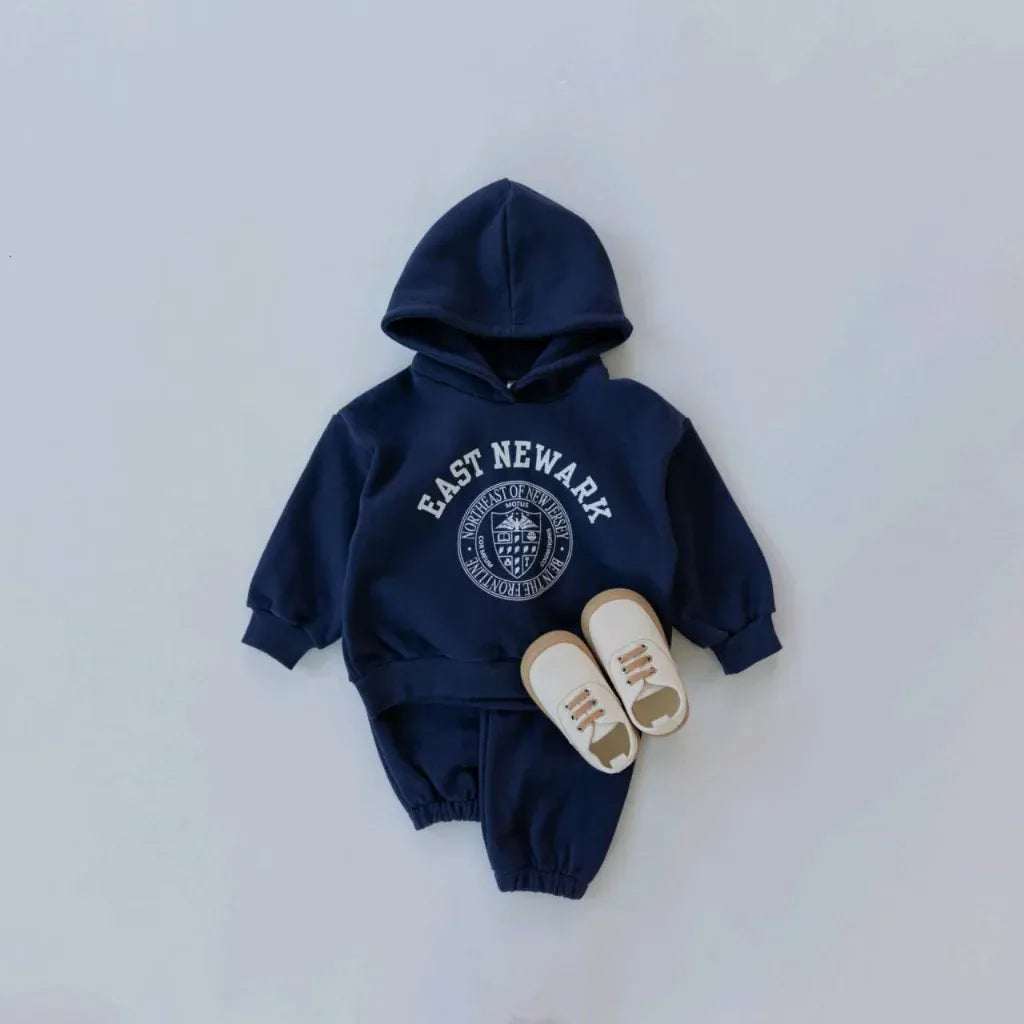 長袖セットアップ Dark Blue / 80cm 9-12M / 取り寄せ（10〜35日） キッズセットアップ 2点セット カレッジ風プリントロゴフーディ長袖スウェットシャツ+スウェットロングパンツ 2カラー【mh0007509】