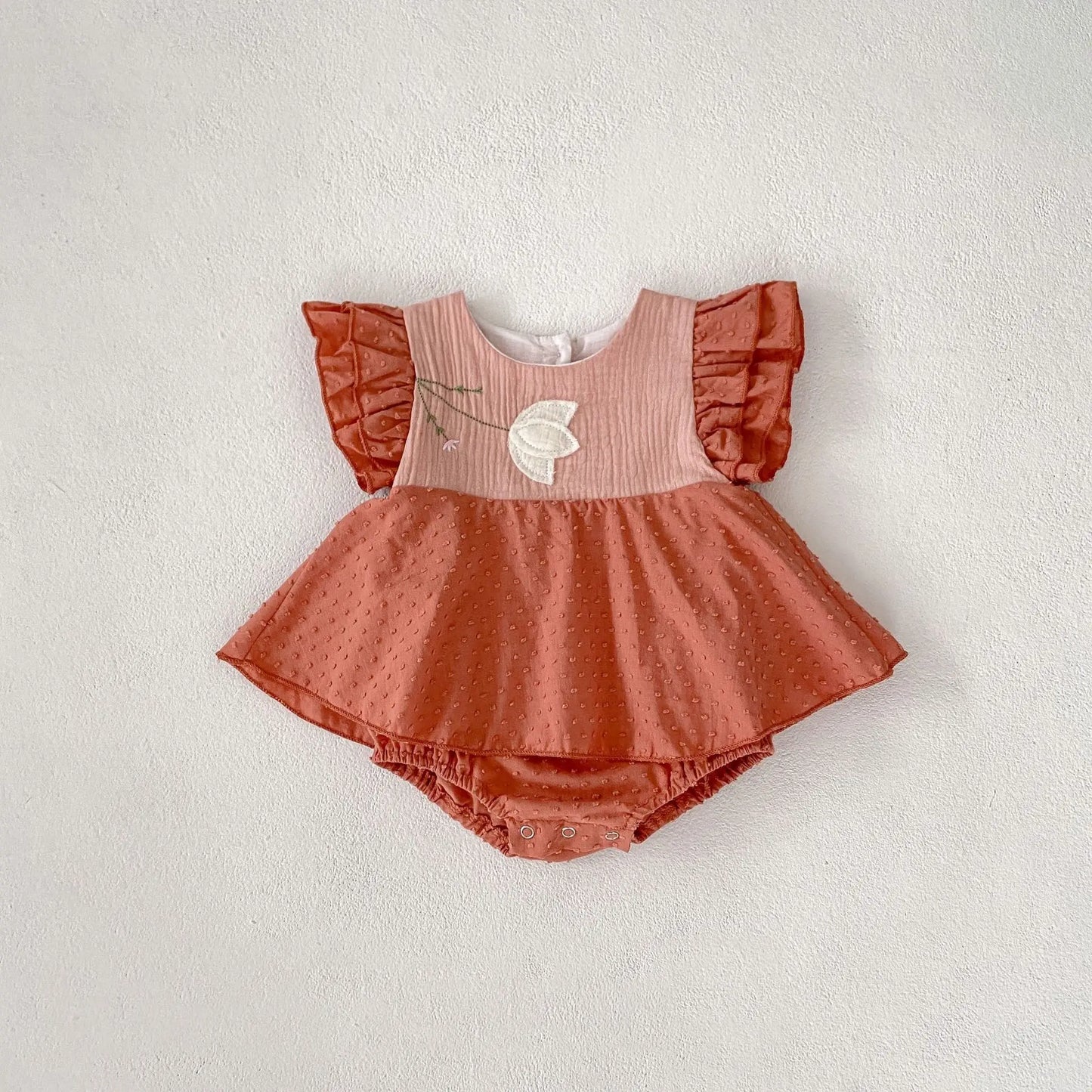 半袖ロンパース dark orange / 66cm ベビーロンパース ラッフルフリル袖スカートボディスーツ フラワー花柄刺繍 2カラー