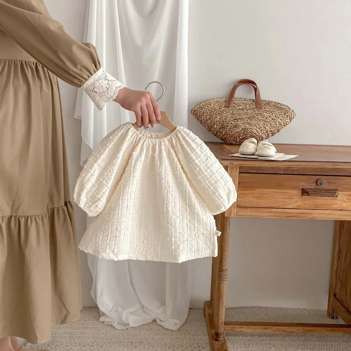 長袖ロンパース dress / 6M  66cm ベビーロンパース/ワンピース 長袖 チェックエンボス ベージュ