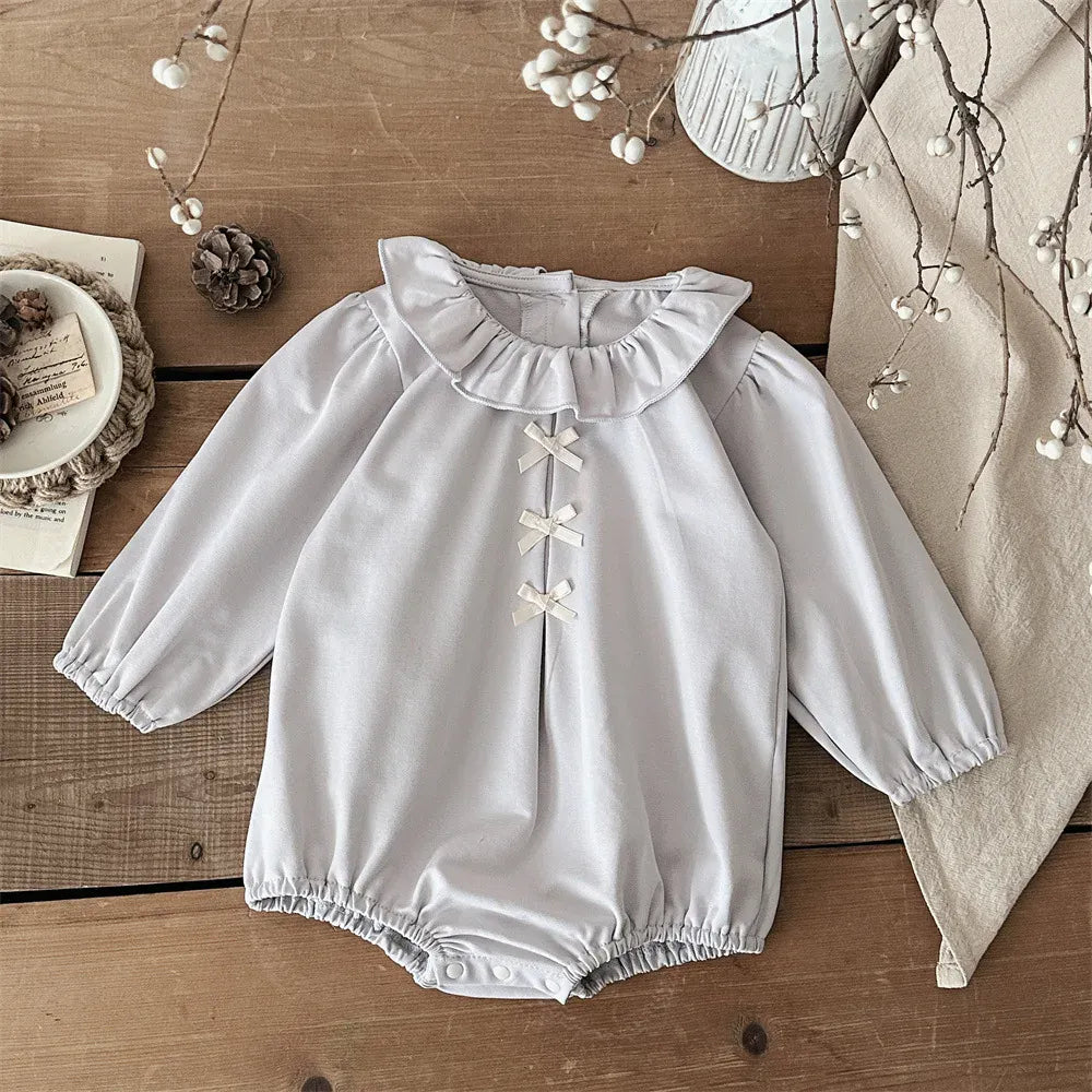 長袖ロンパース Gray / 73cm ベビーロンパース フロントリボンタックラッフル襟長袖ボディスーツ【mh0008844】